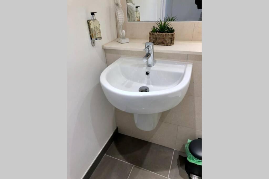Ideally Located 2 Bedroom Luxury Apartment Bath Exterior foto